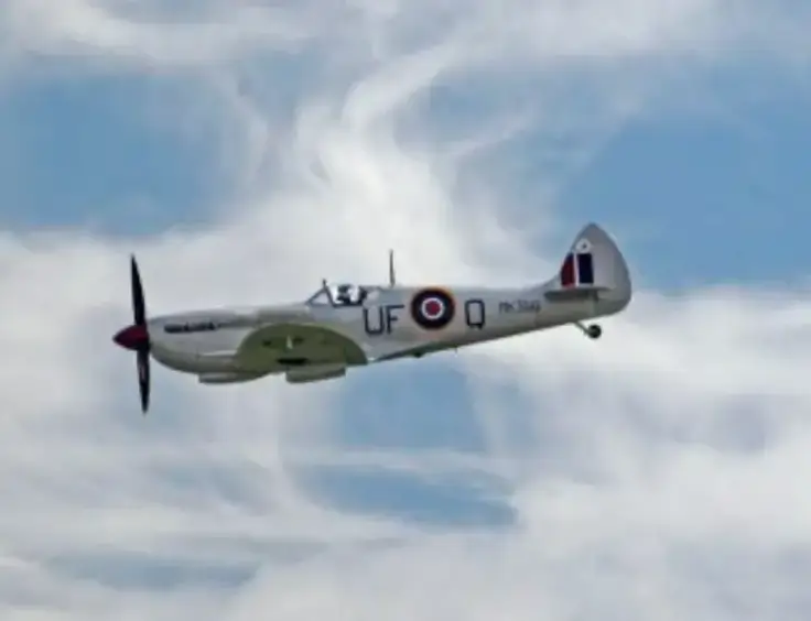 Image d'un avion dans le ciel